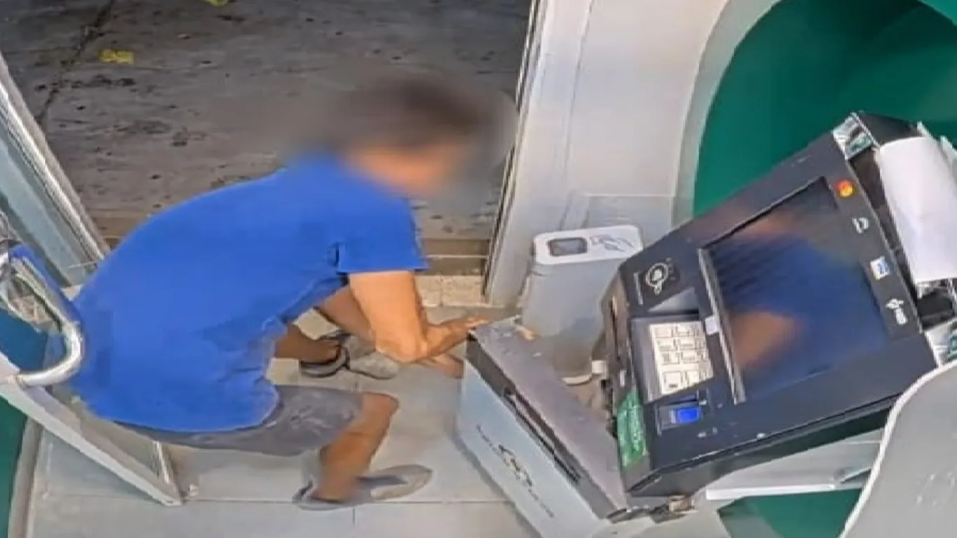 Mujer en presunta situación de calle es señalada por vandalizar cajero ATM