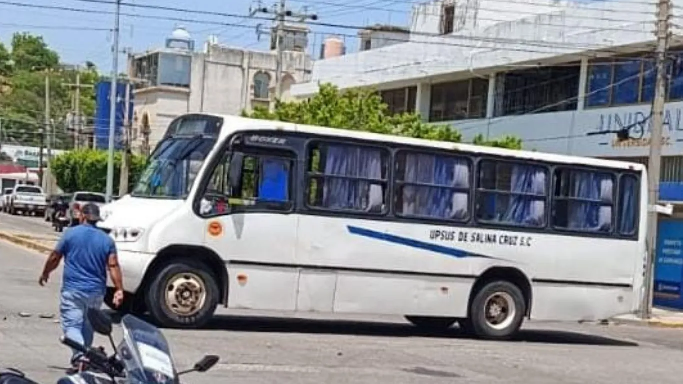 Aparatoso choque entre urbano y vehículo particular